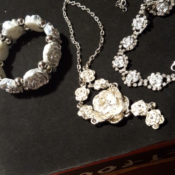 Jewlery bundle - Picture 1 of 7